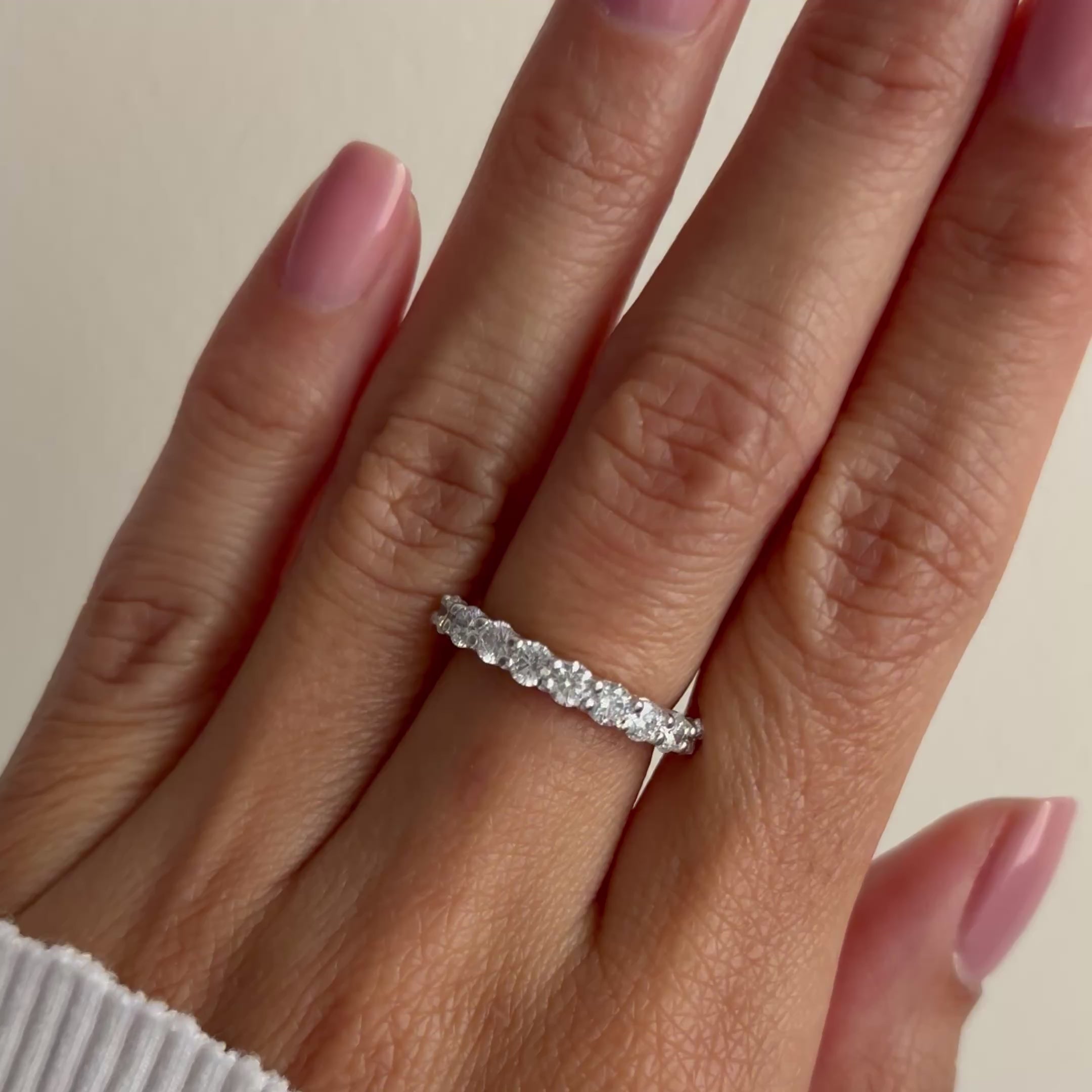 El diamante se muestra con 1.00cts
