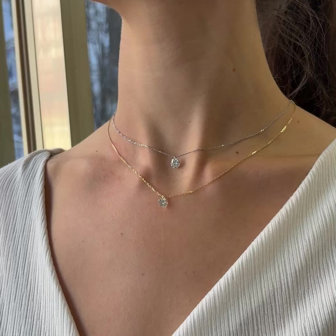 Gargantilla de oro con diamante solitario perforado