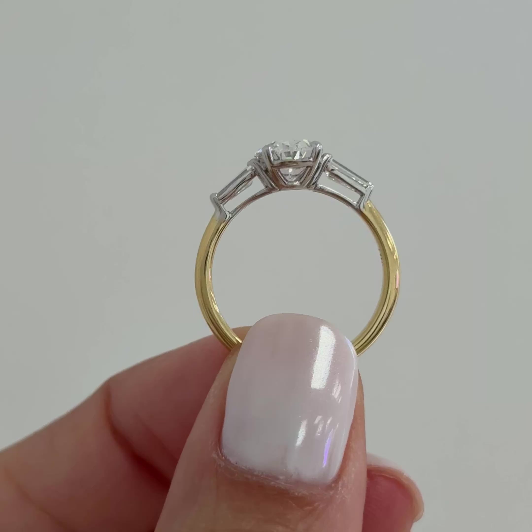 El anillo se muestra con bicolor
