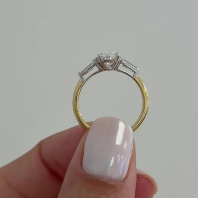 El anillo se muestra con bicolor