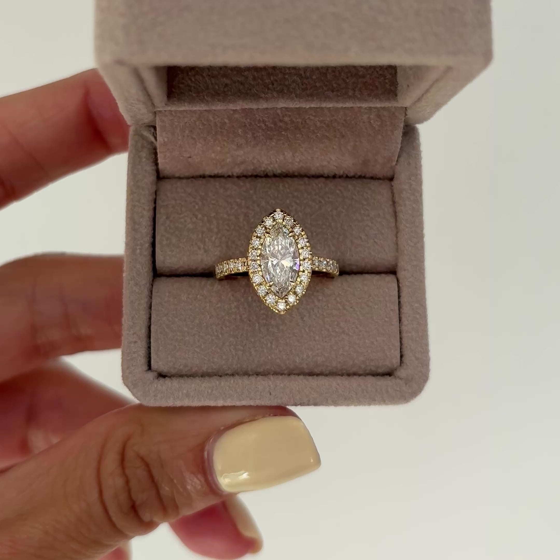 El diamante se muestra con 1.00cts