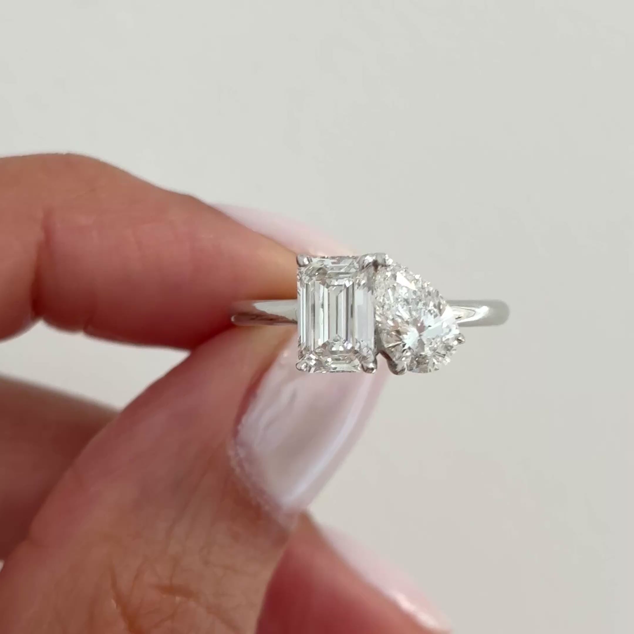 El diamante Emerald se muestra con 1.00cts. El diamante Pear se muestra con 0.70ct
