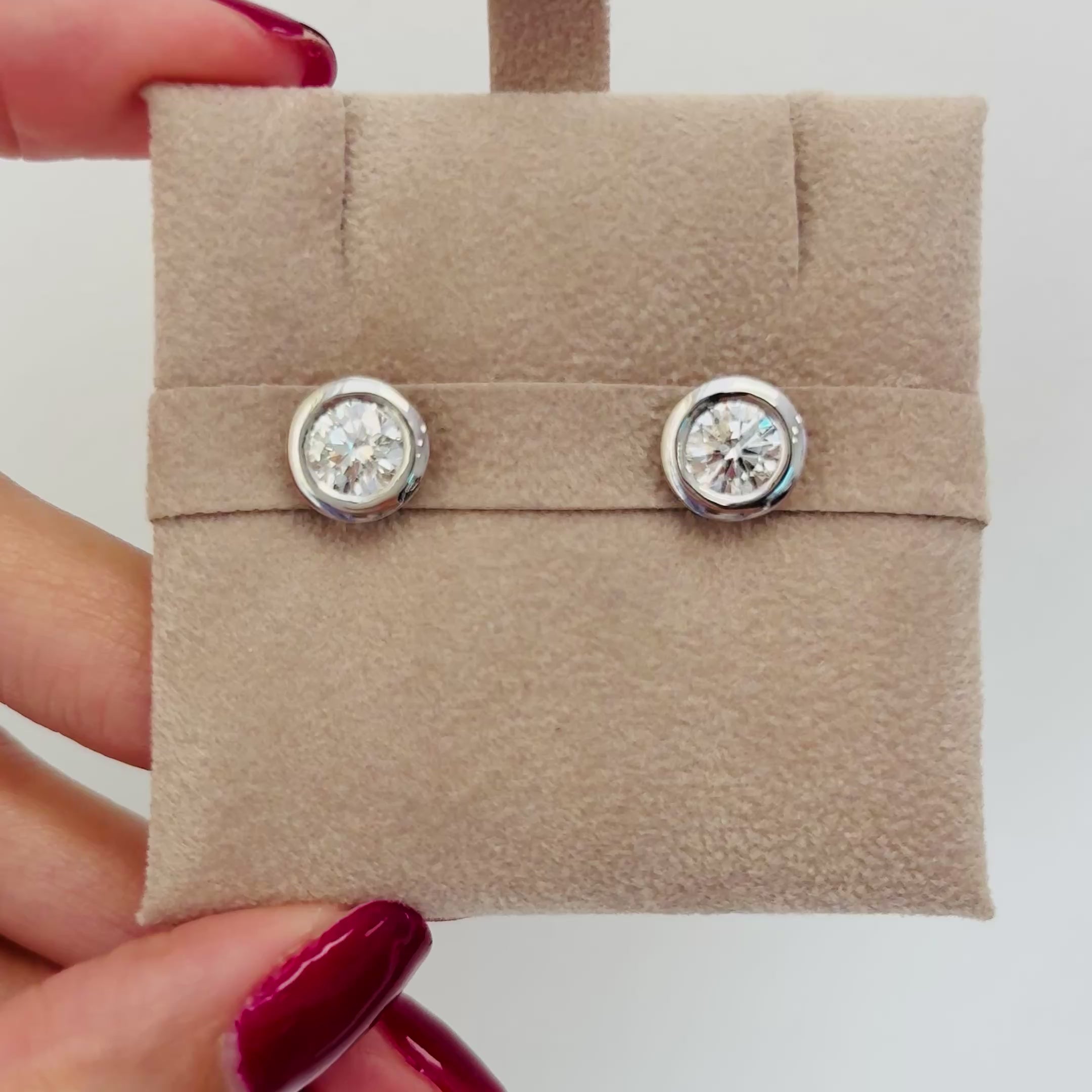 El diamante se muestra con 1.00cts
