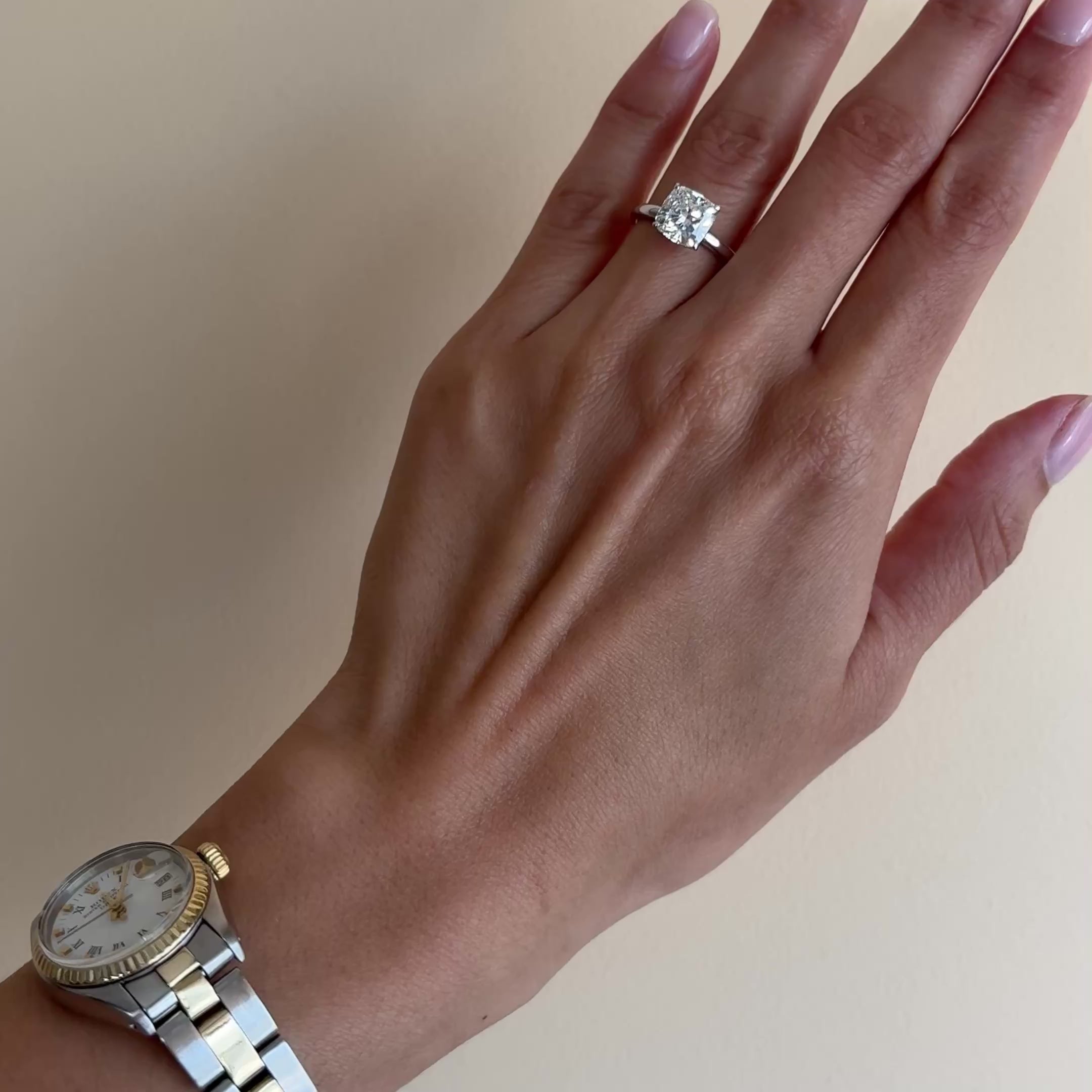 El diamante se muestra con 2.50cts