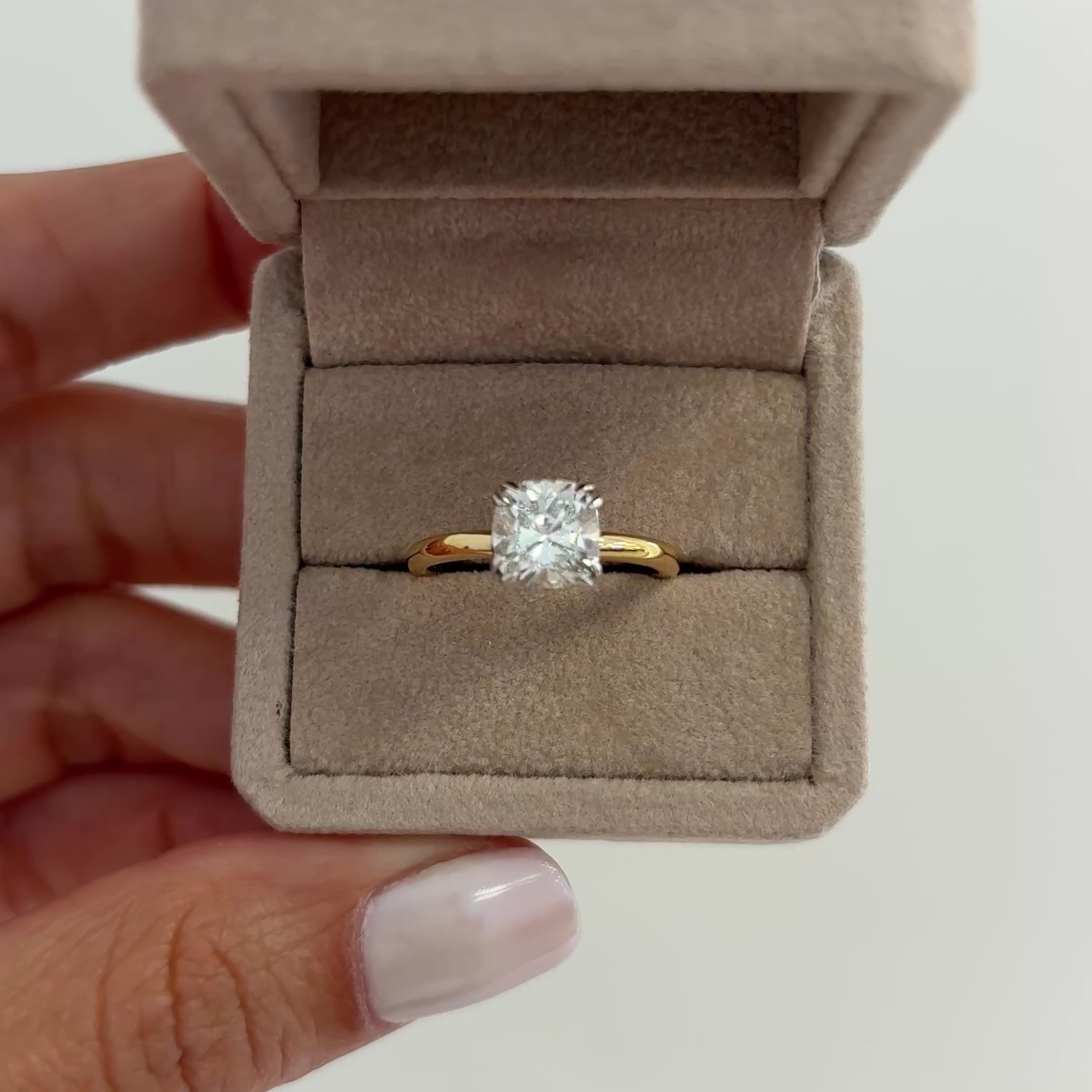 El diamante se muestra con 1.50cts
