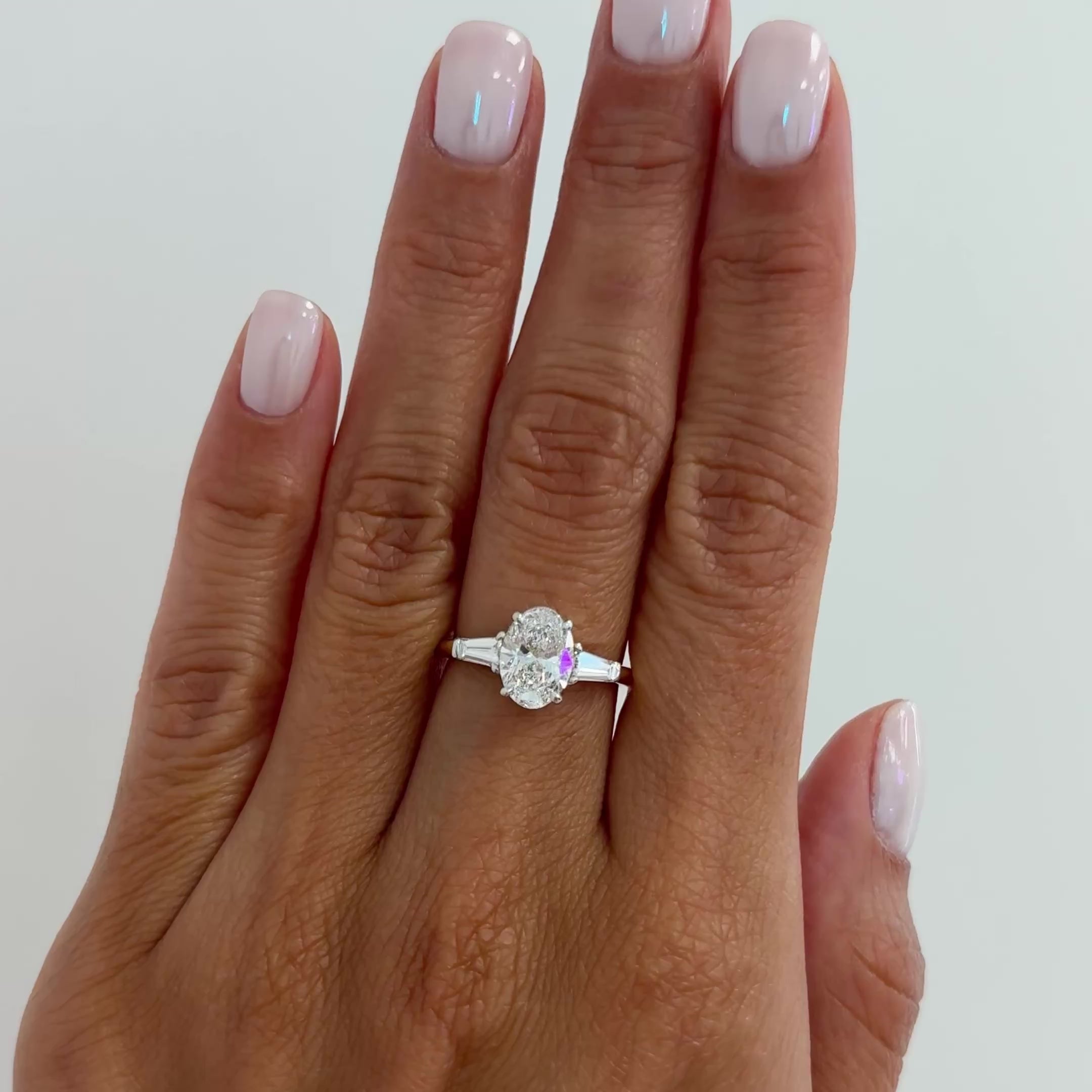 El diamante se muestra con 1.50cts