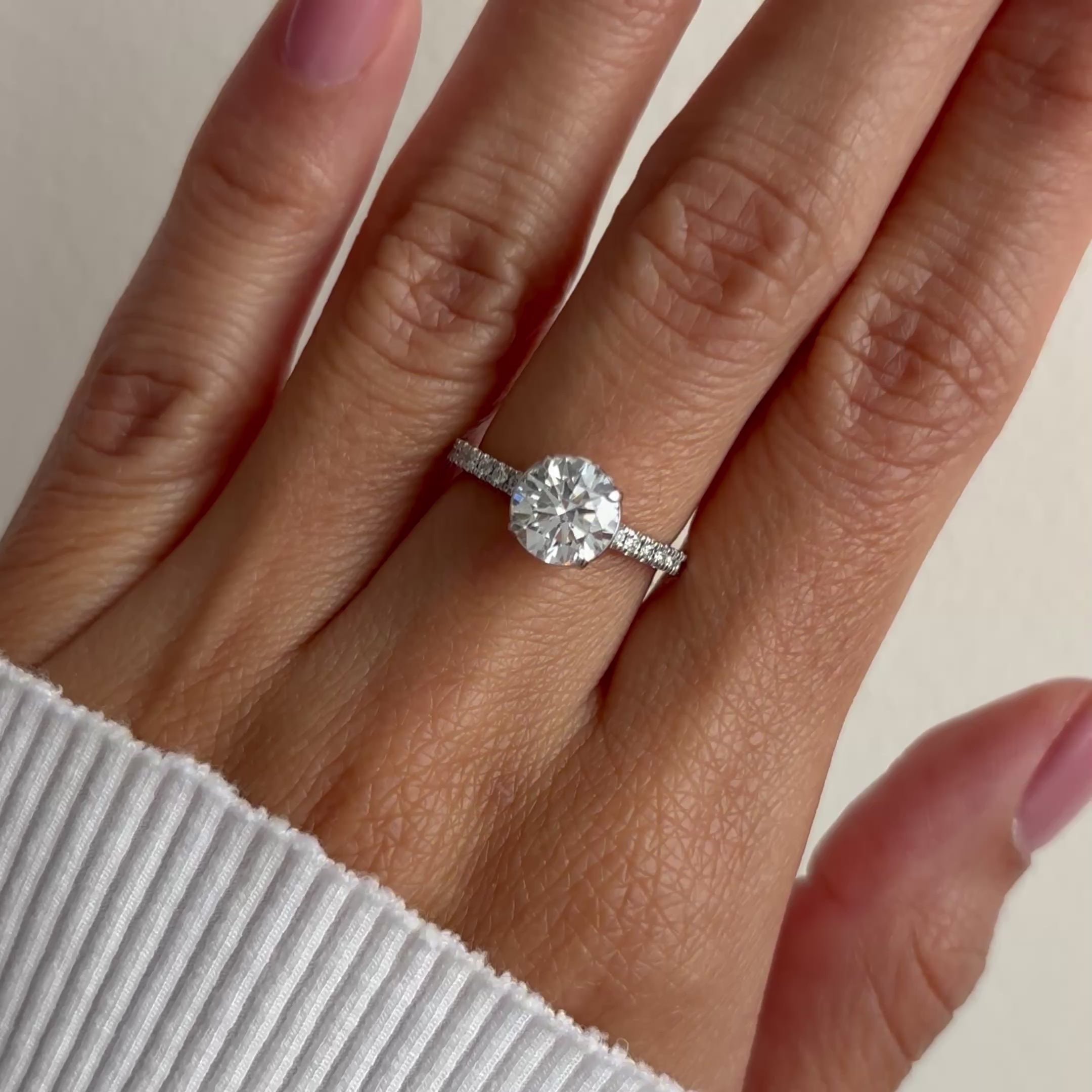 El diamante se muestra con 1.50cts
