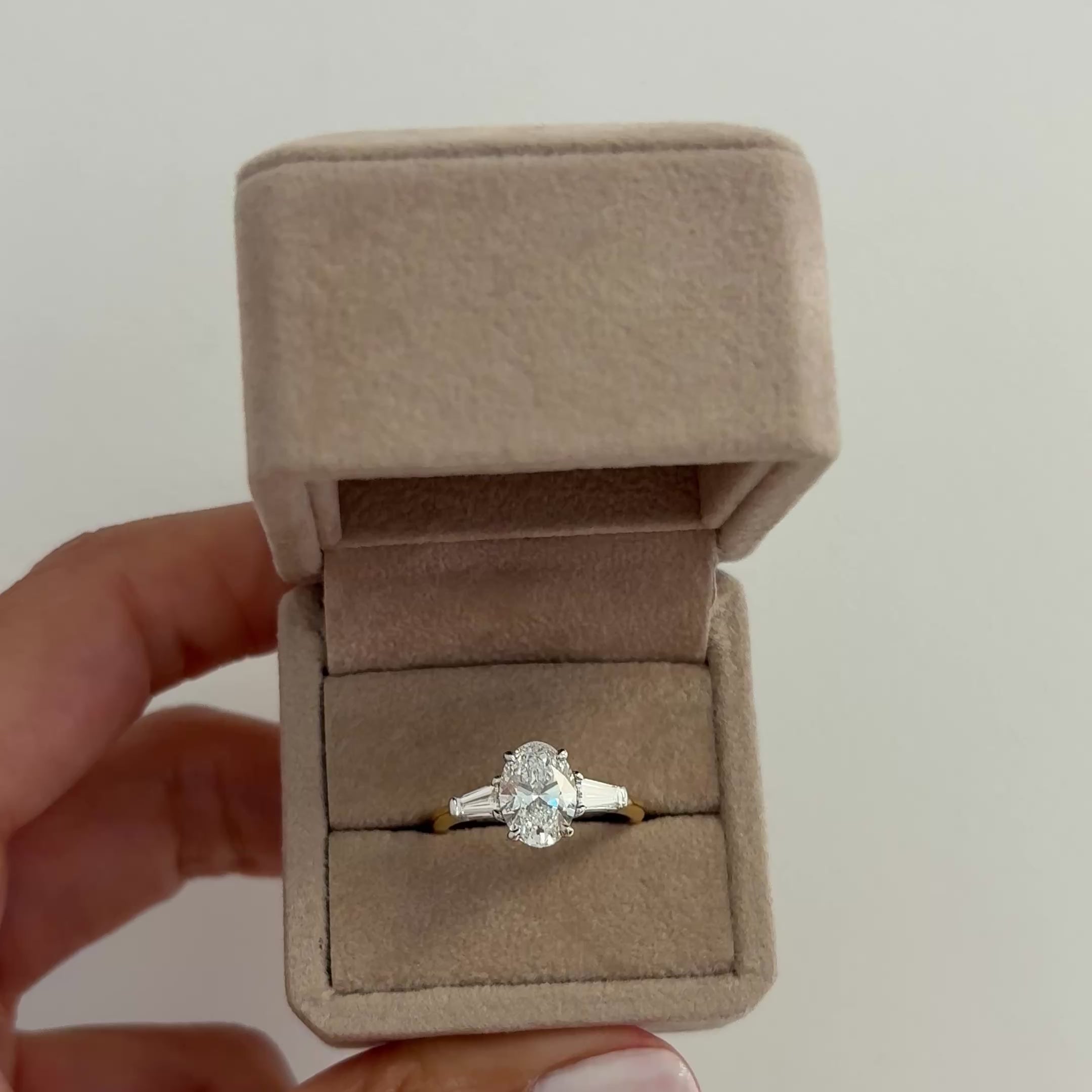El diamante se muestra con 1.50cts