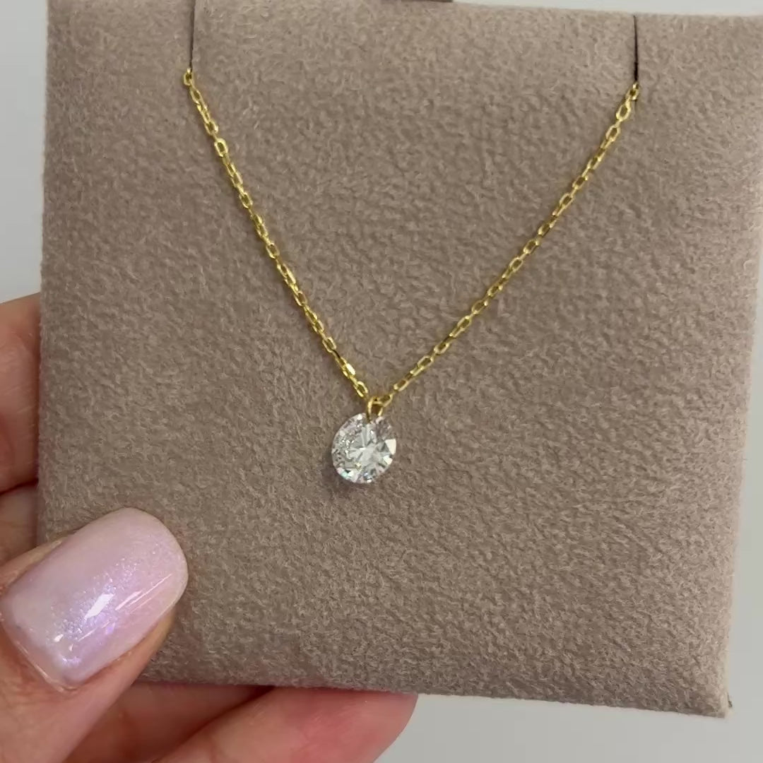 El diamante se muestra con 1.00ct