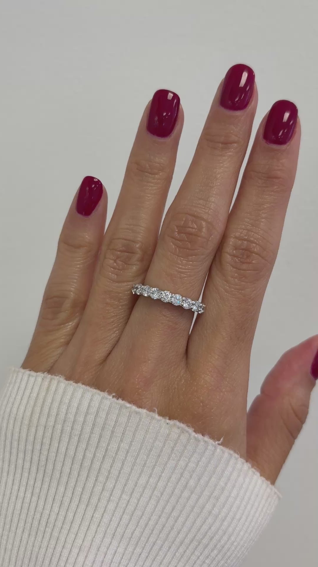 El diamante se muestra con 0.65cts