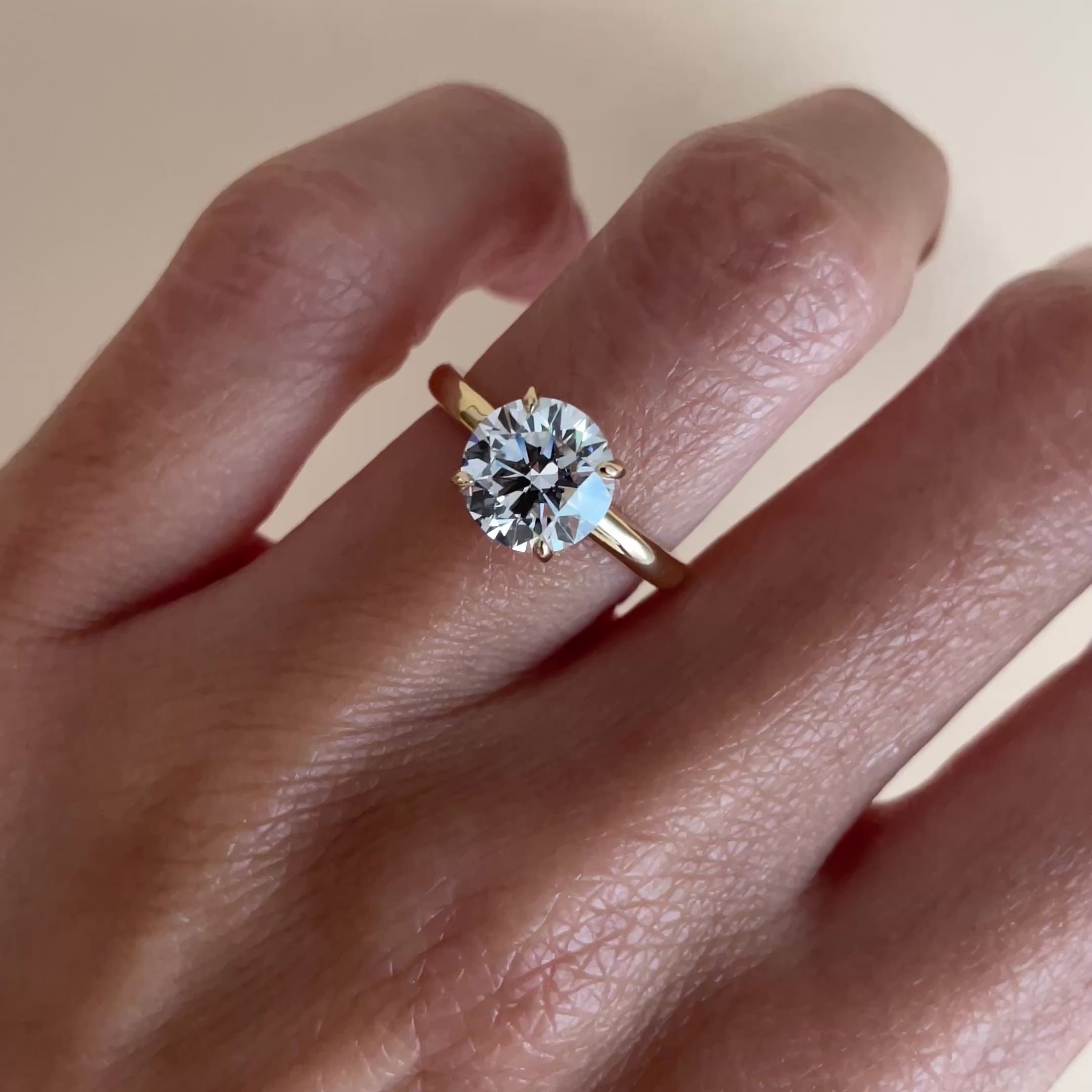 El diamante se muestra con 2.00cts