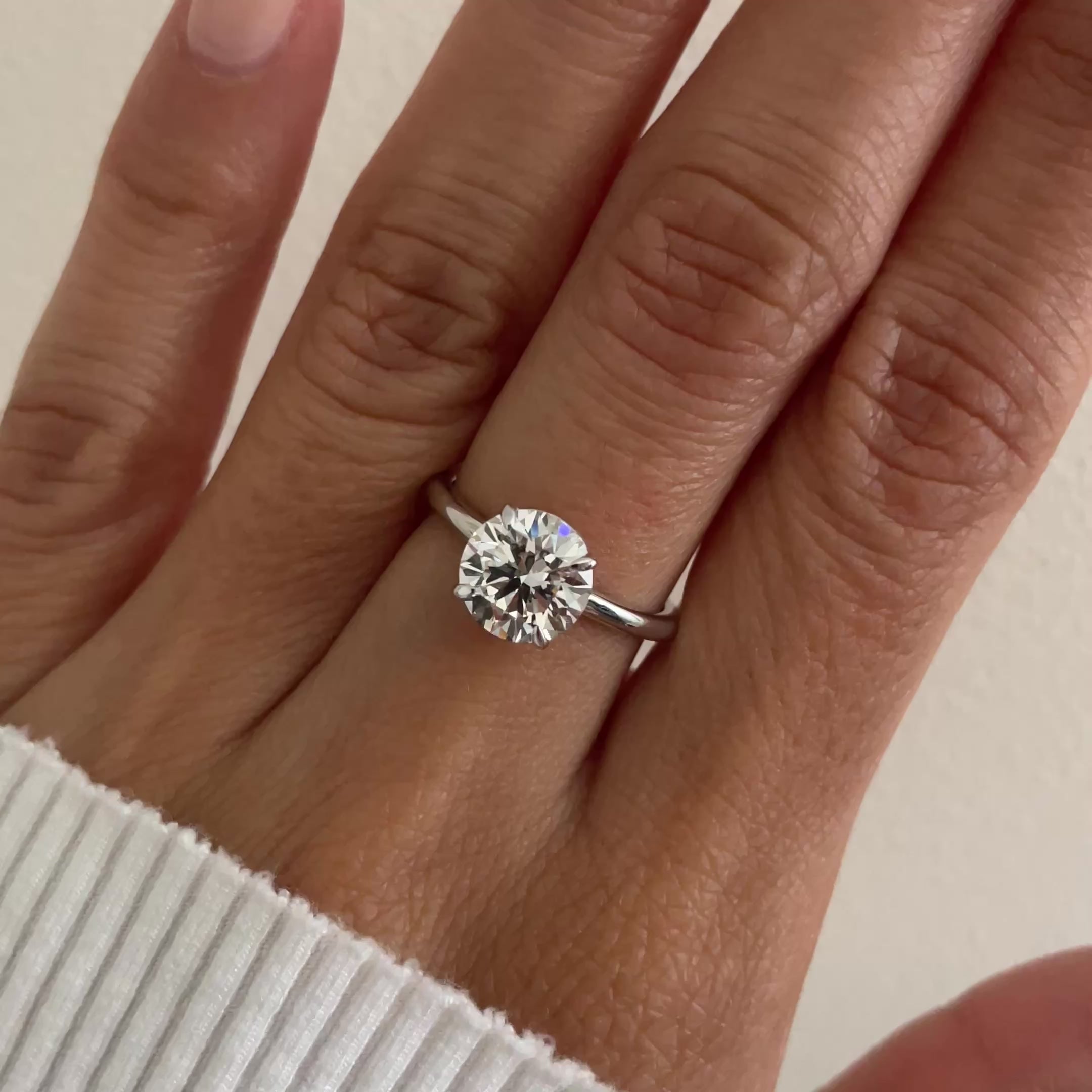 El diamante se muestra con 2.00cts