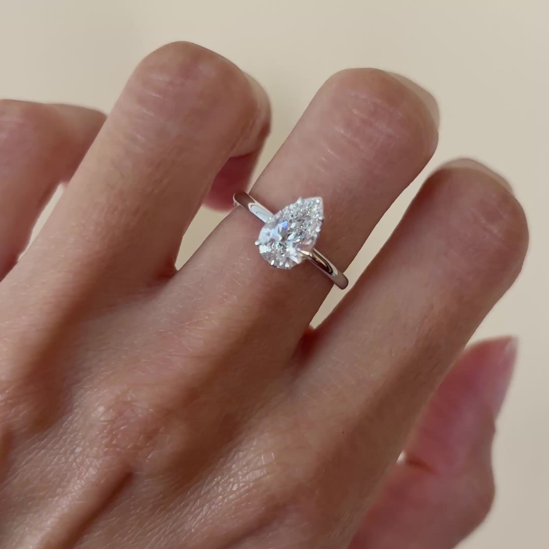 El diamante se muestra con 1.50cts