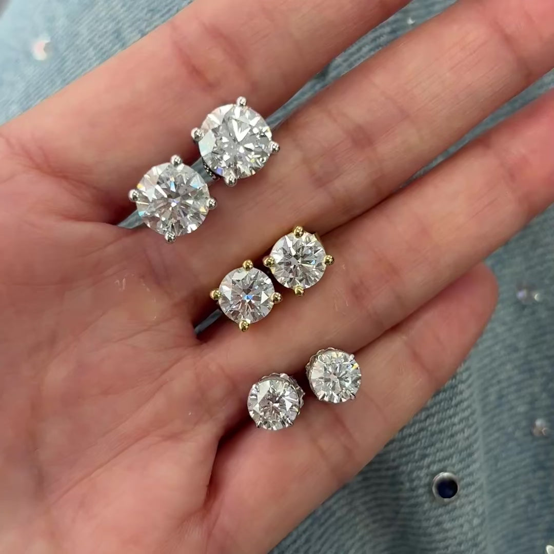 Los diamantes se muestran en 3.00cts y 1.00cts