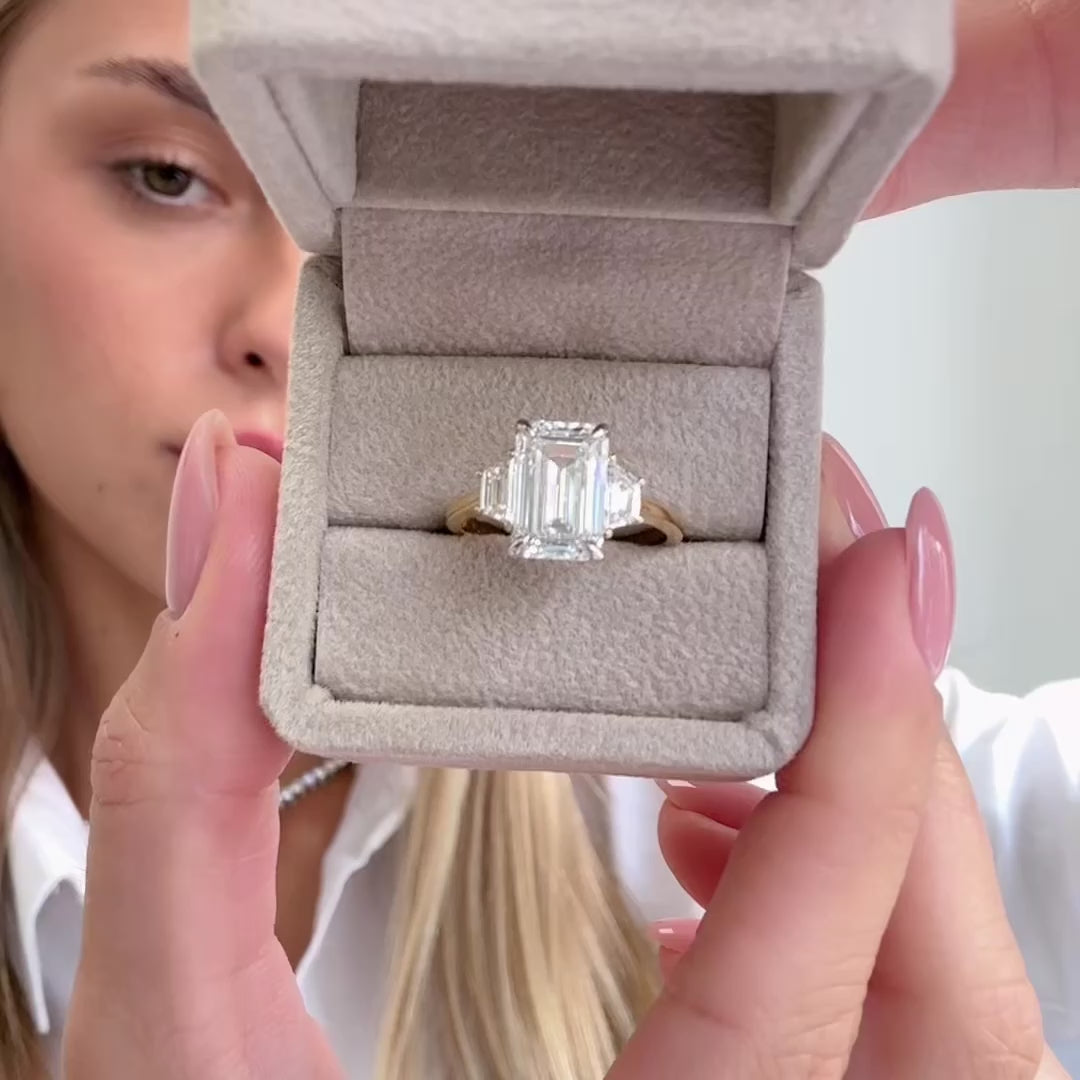 Se muestra con 3.00ct diamante central