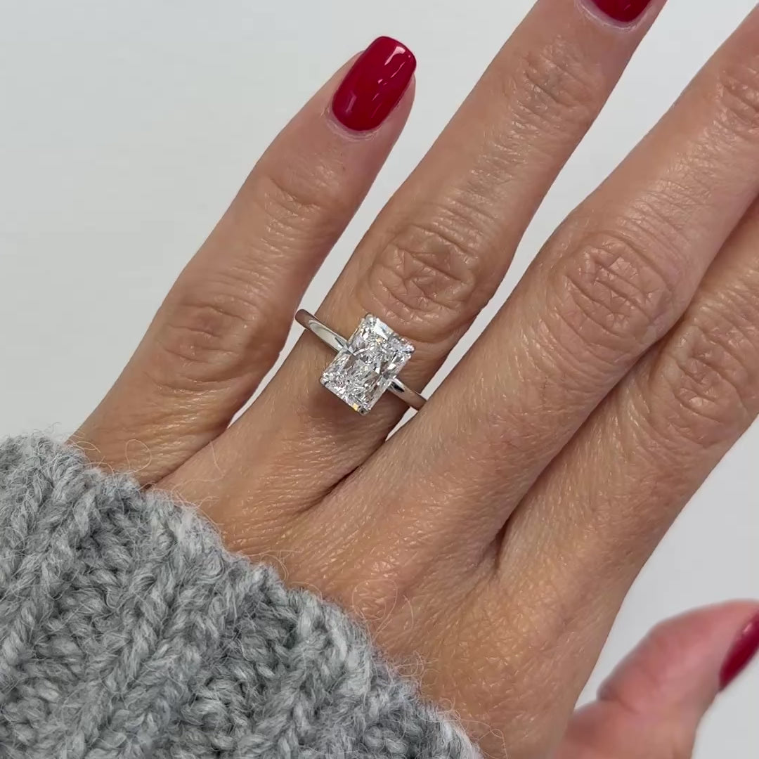 El diamante se muestra con 2.50cts