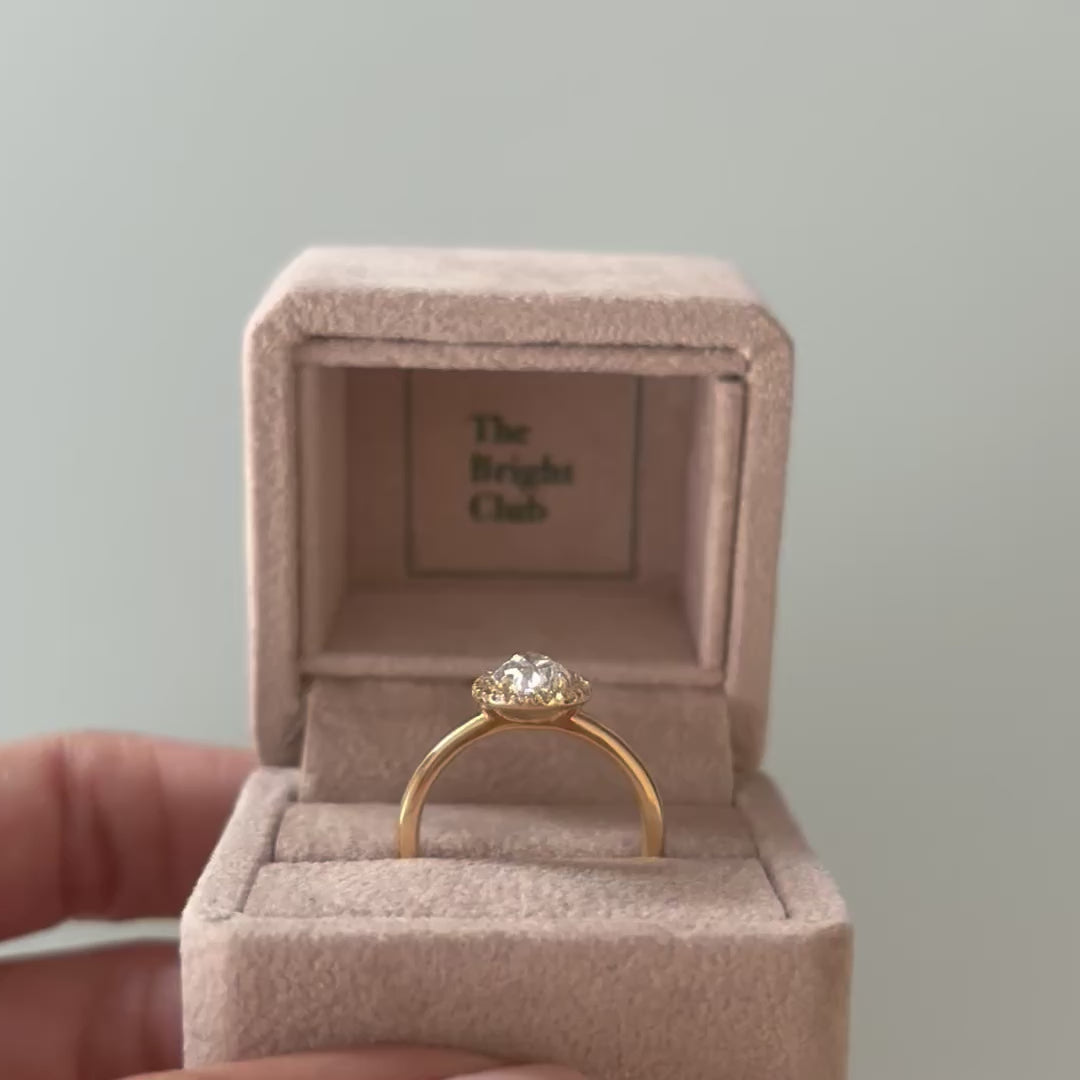 El diamante se muestra con 1.00cts