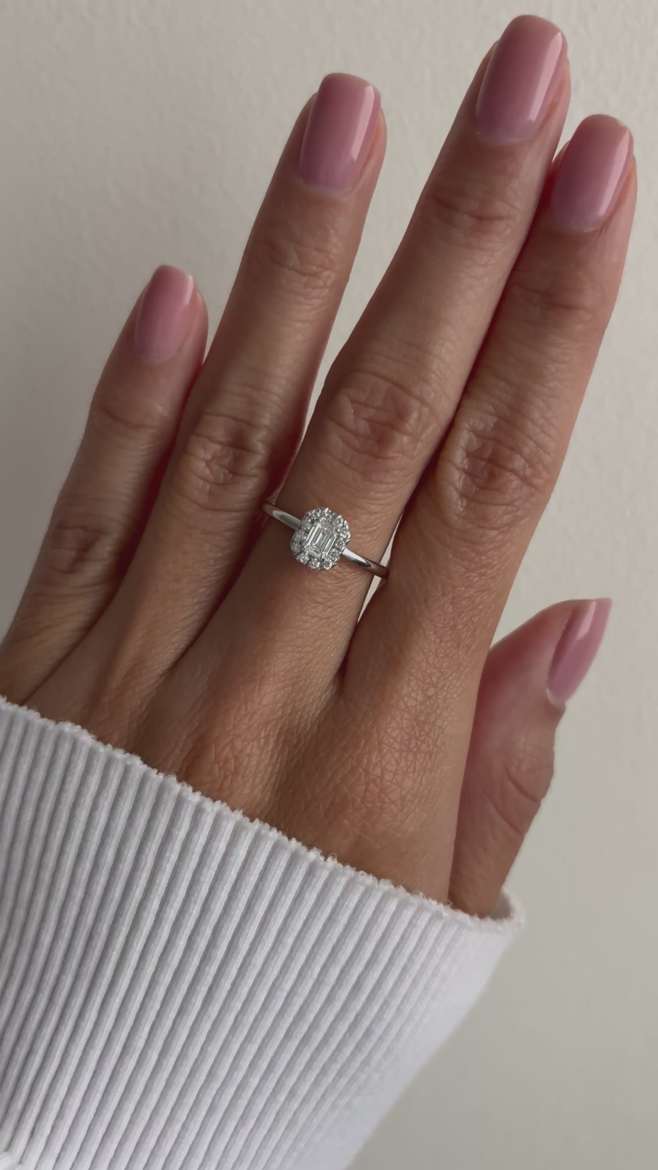 El diamante se muestra con 0.30cts