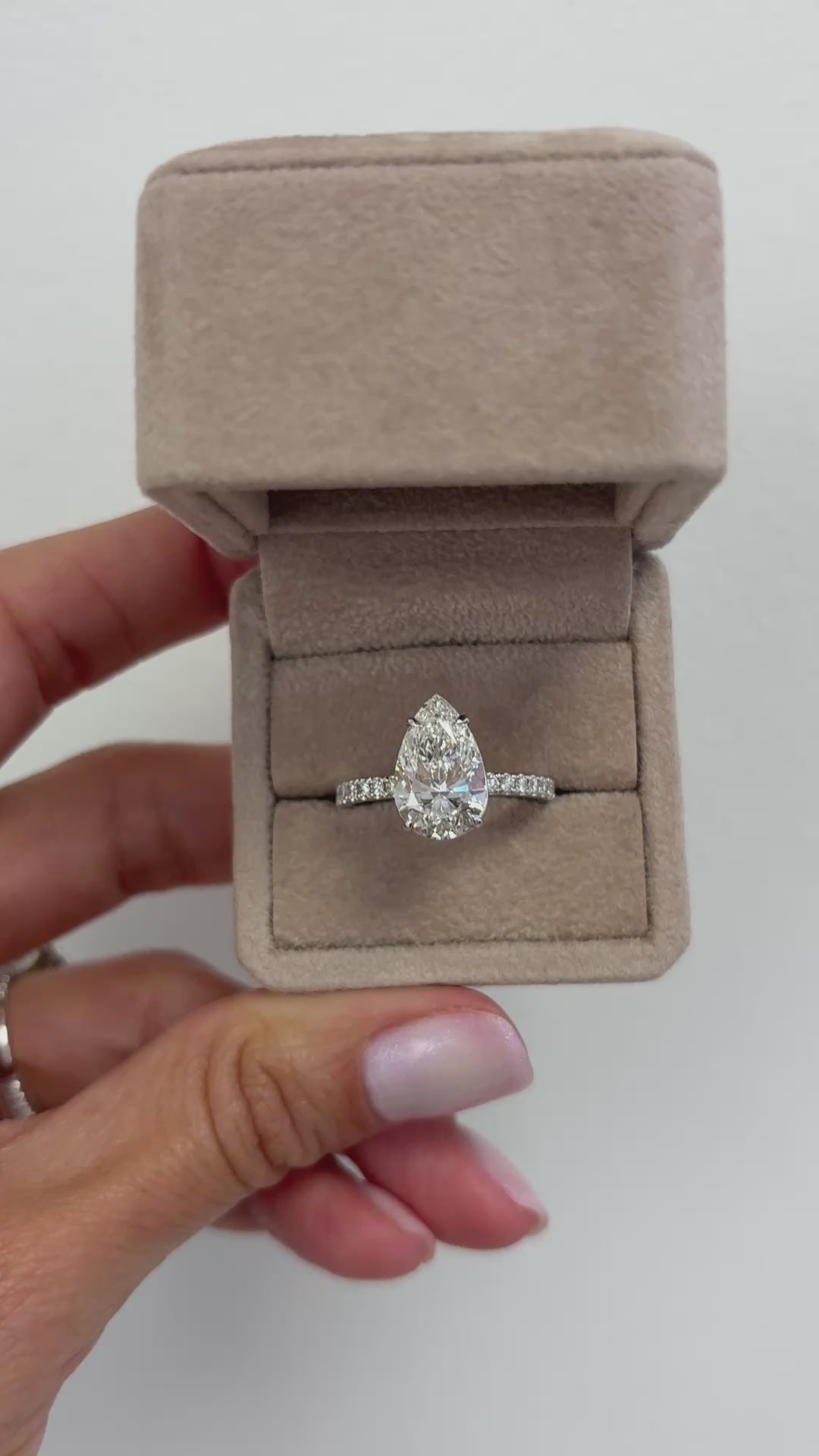 El diamante se muestra con 3.00cts