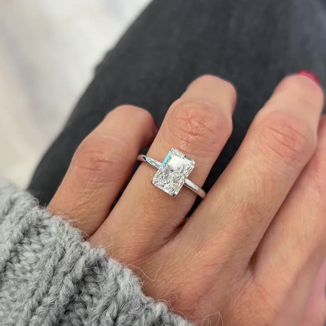 El diamante se muestra con 2.50cts