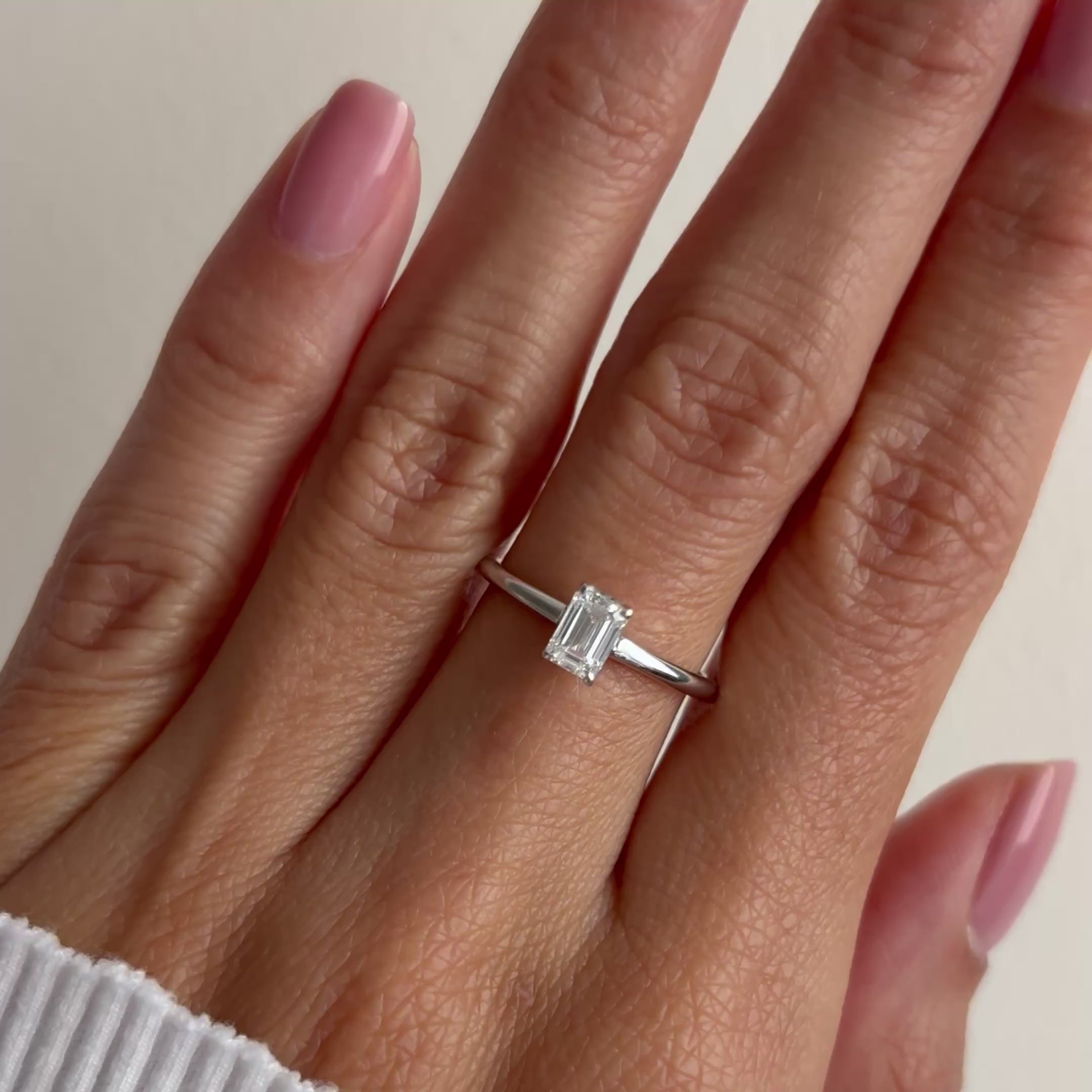 El diamante se muestra con 0.50cts