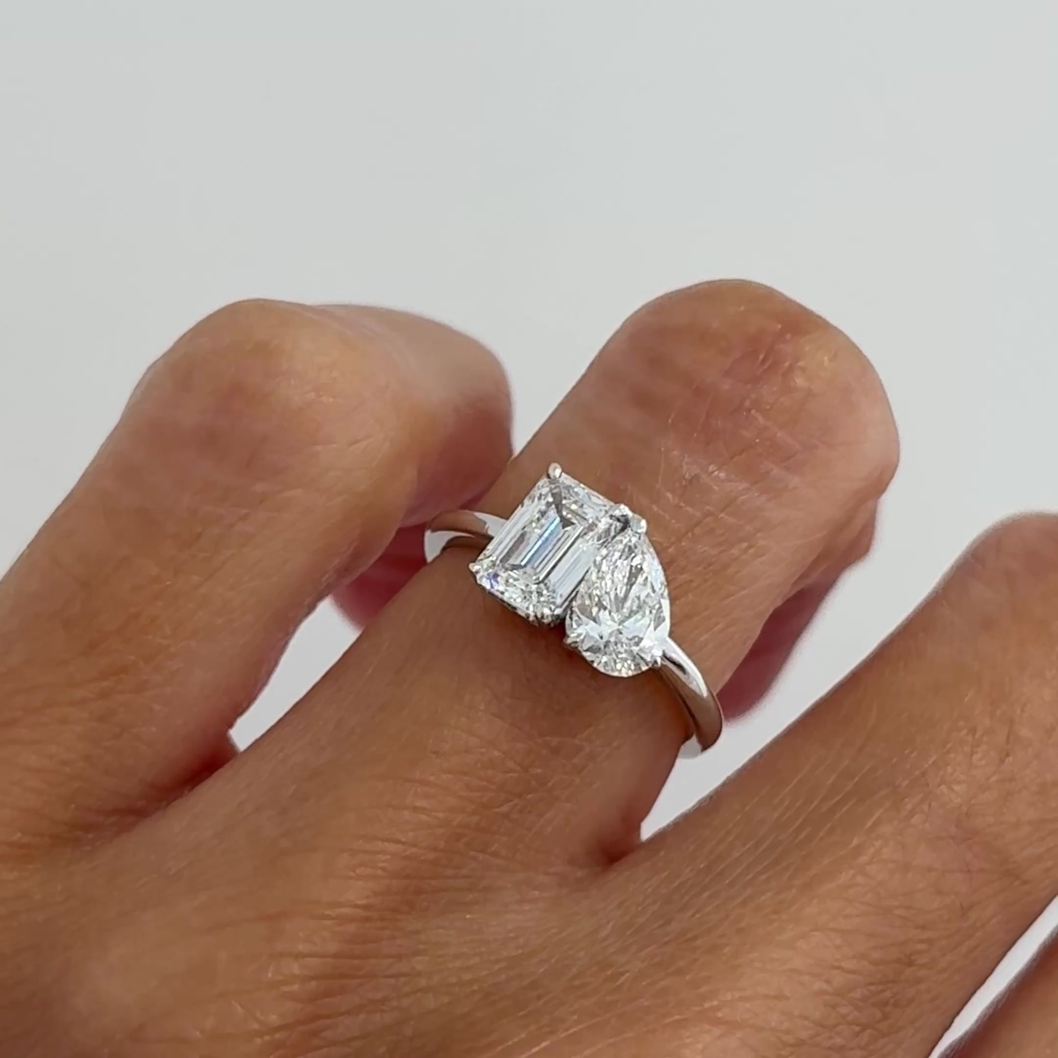 El diamante Emerald se muestra con 1.00cts. El diamante Pear se muestra con 0.70ct