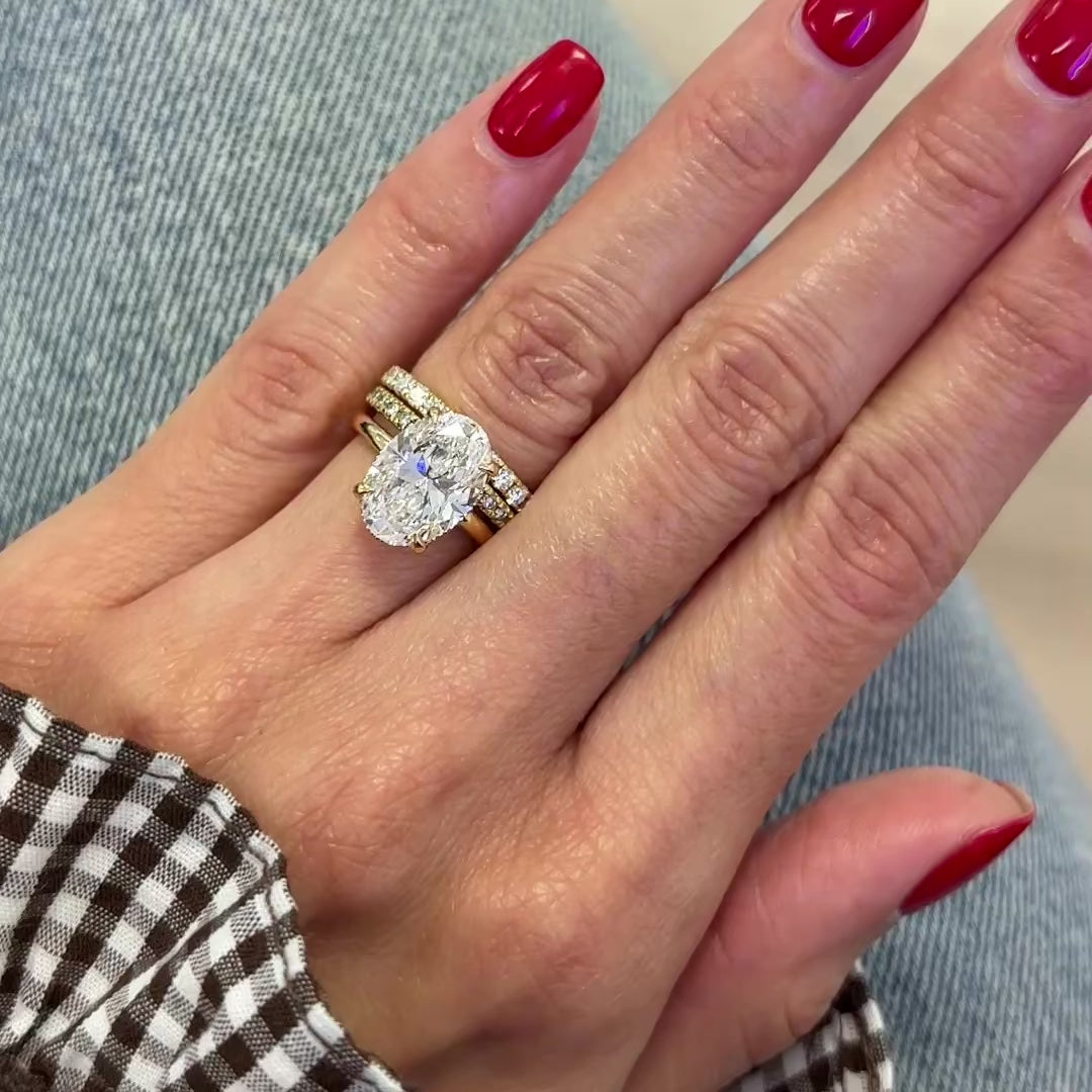 El diamante se muestra con 4.00cts con alianzas