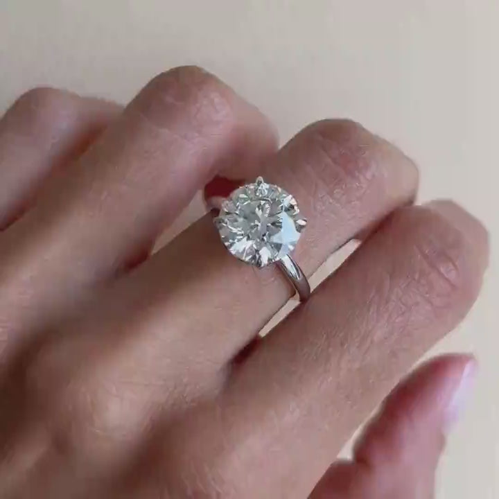 El diamante se muestra con 4.00cts