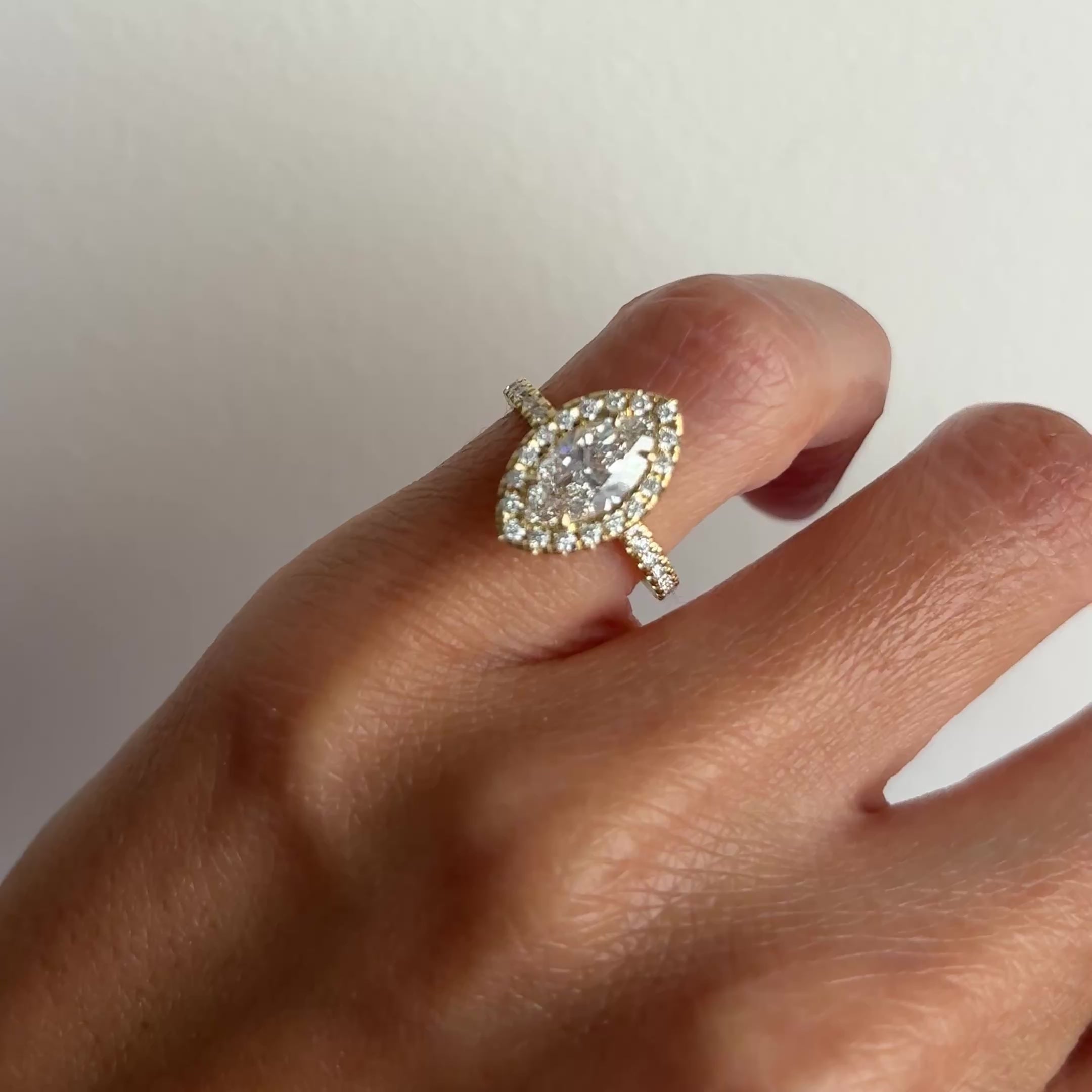 El diamante se muestra con 1.00cts