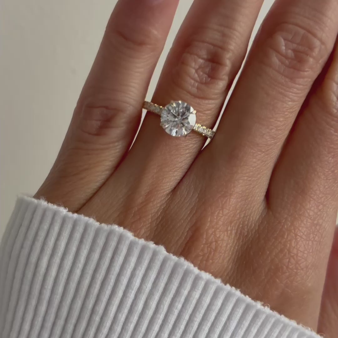 El diamante se muestra con 1.50cts