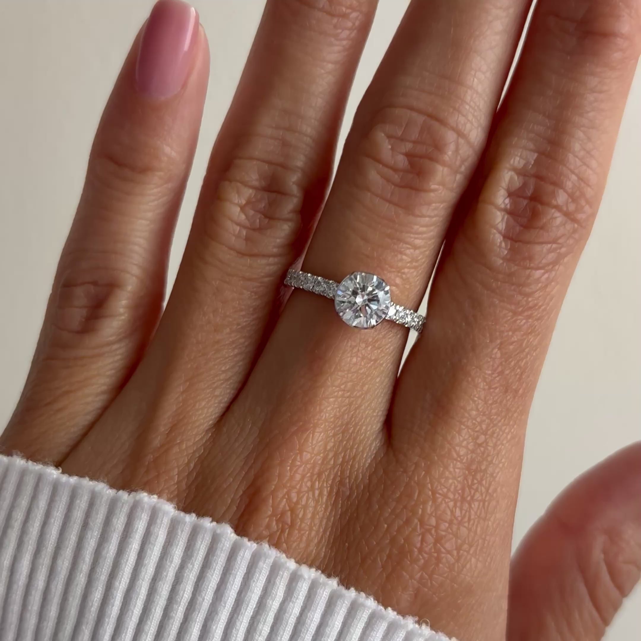 El diamante se muestra con 1.00cts