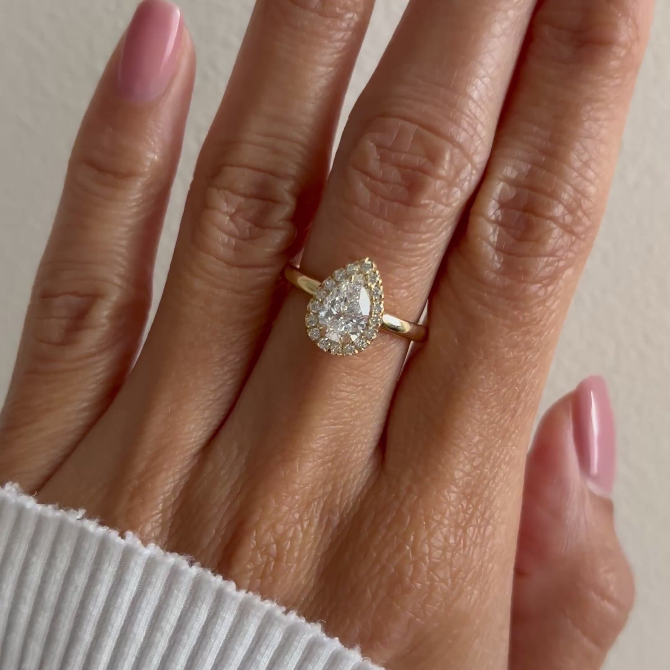 El diamante se muestra con 1.00cts