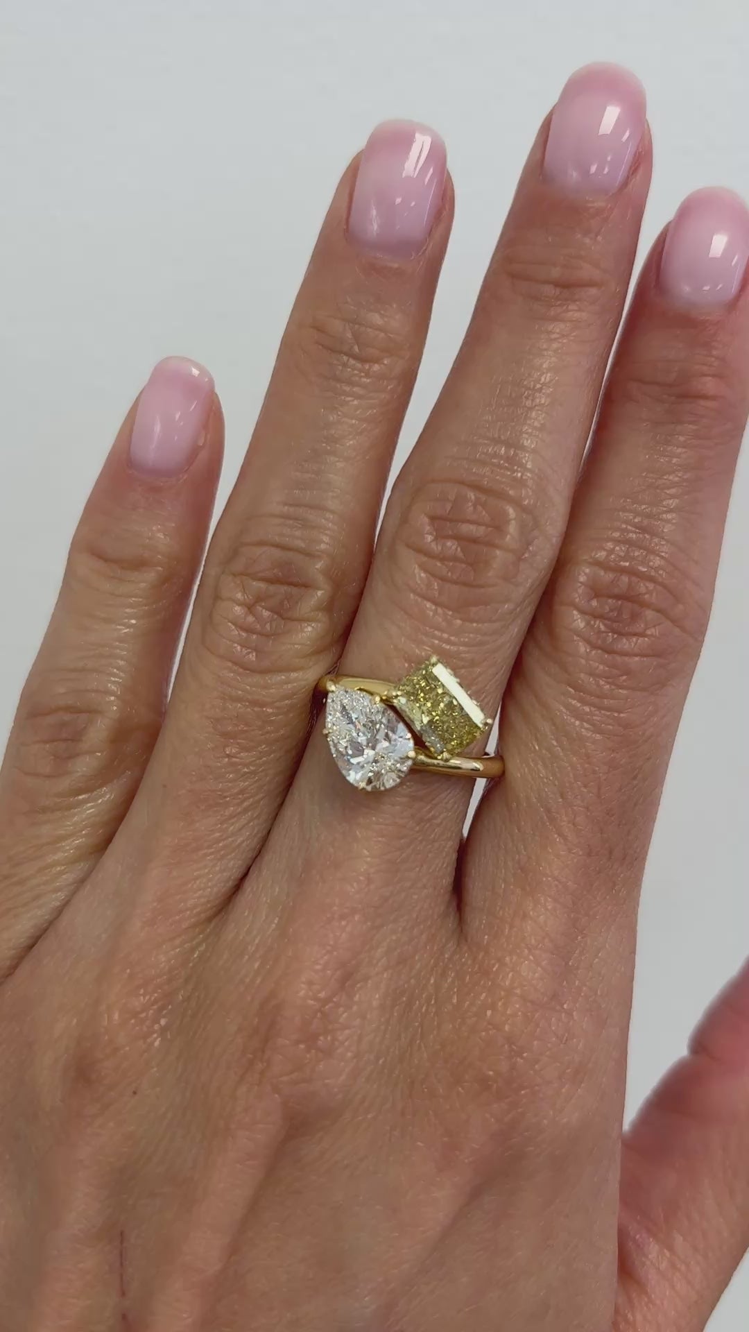 Se muestra diamante pera 1.50ct y diamante emerald 2.00ct  aproximadamente
