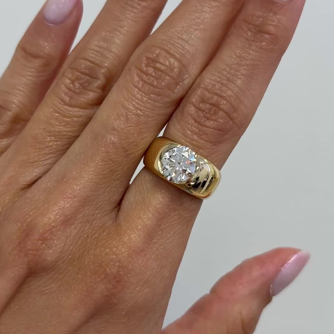 El diamante se muestra con 2.50cts