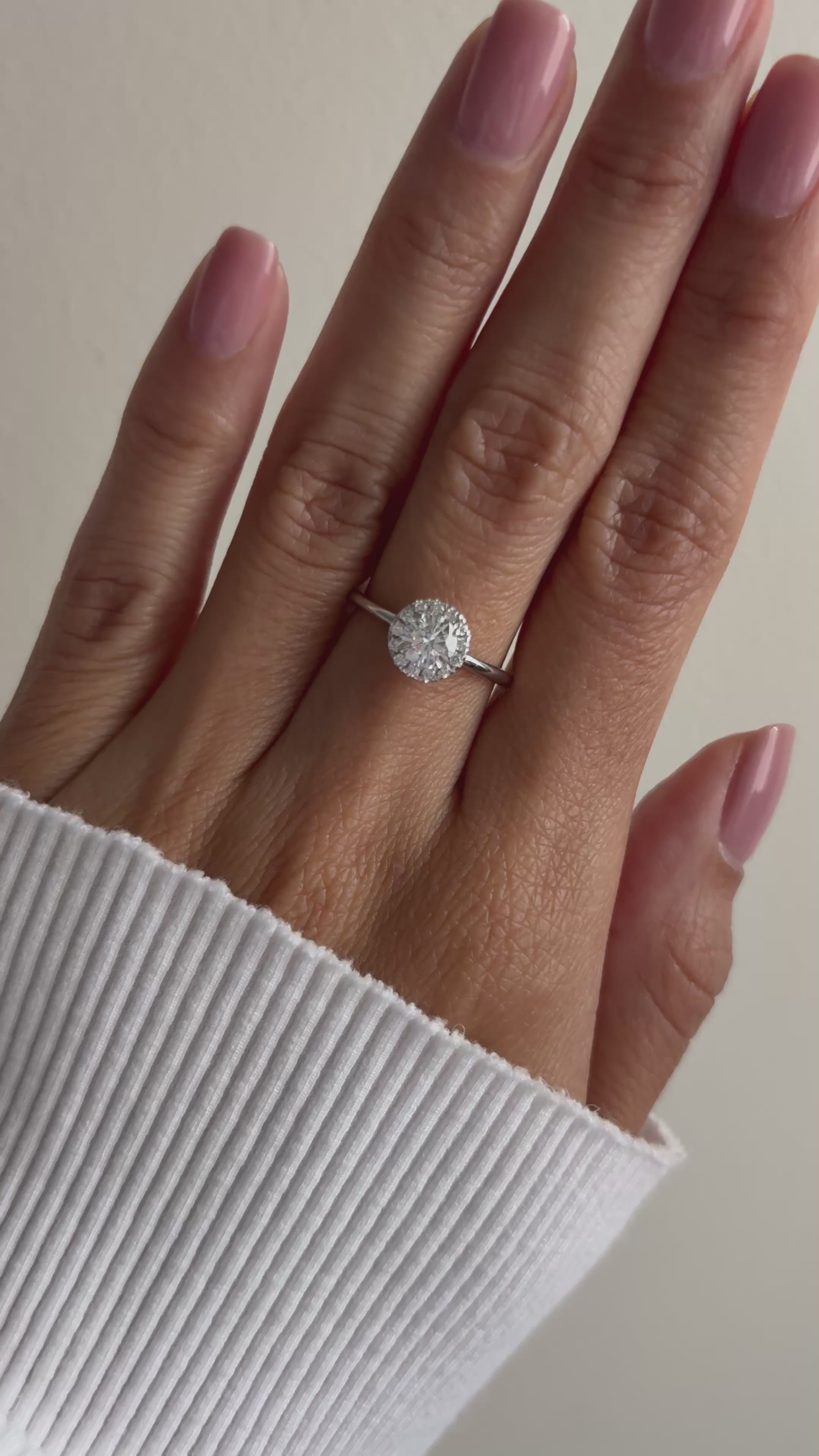 El diamante se muestra con 0.50cts