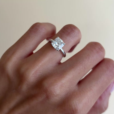 El diamante se muestra con 2.50cts